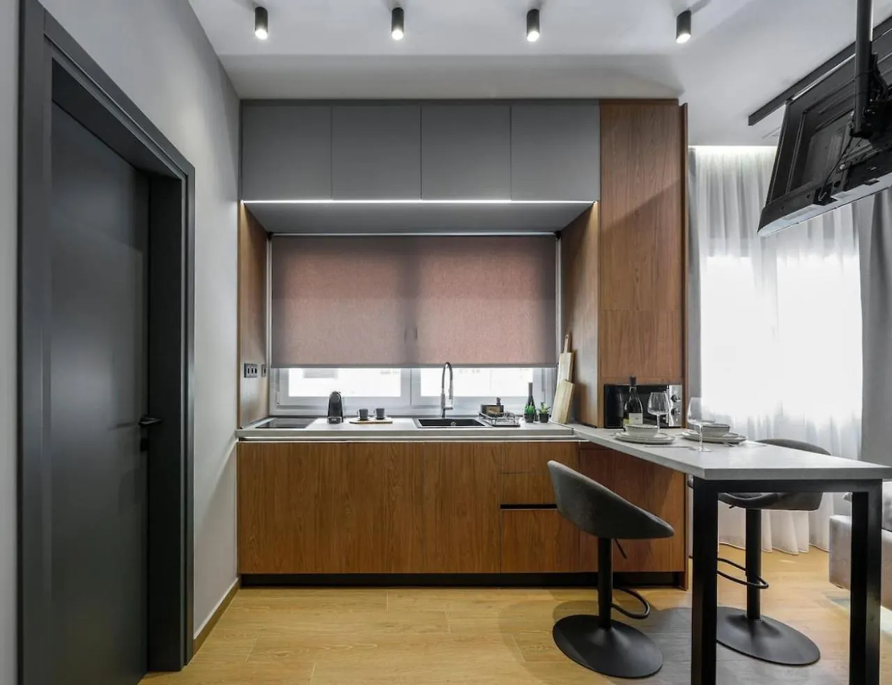 Aristotelian Virtues - Tharros Szaloniki Apartman